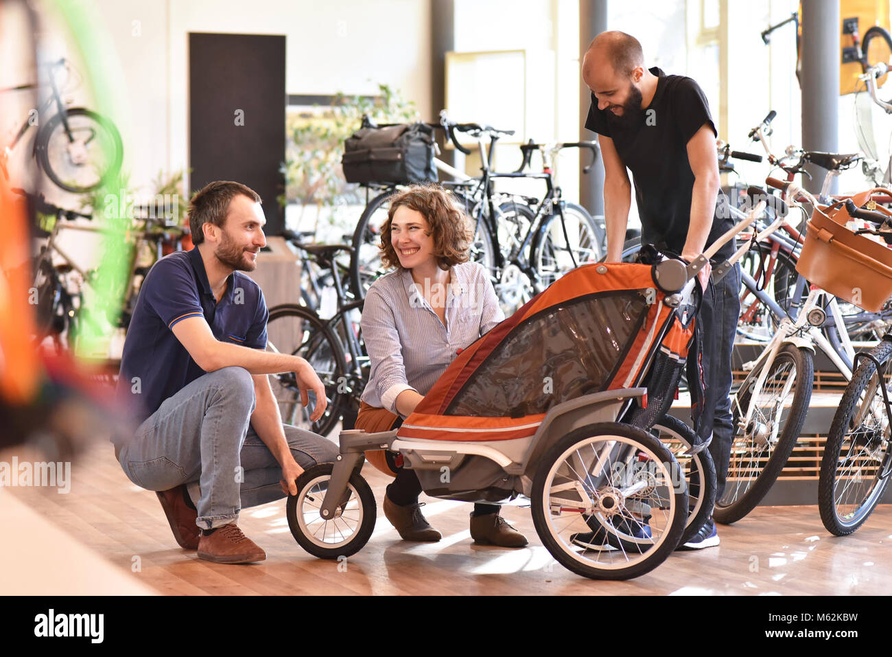 Kunden und Händler im Fahrrad Shop - Kauf und Reparatur von Fahrrädern - Kundendienst Stockfoto