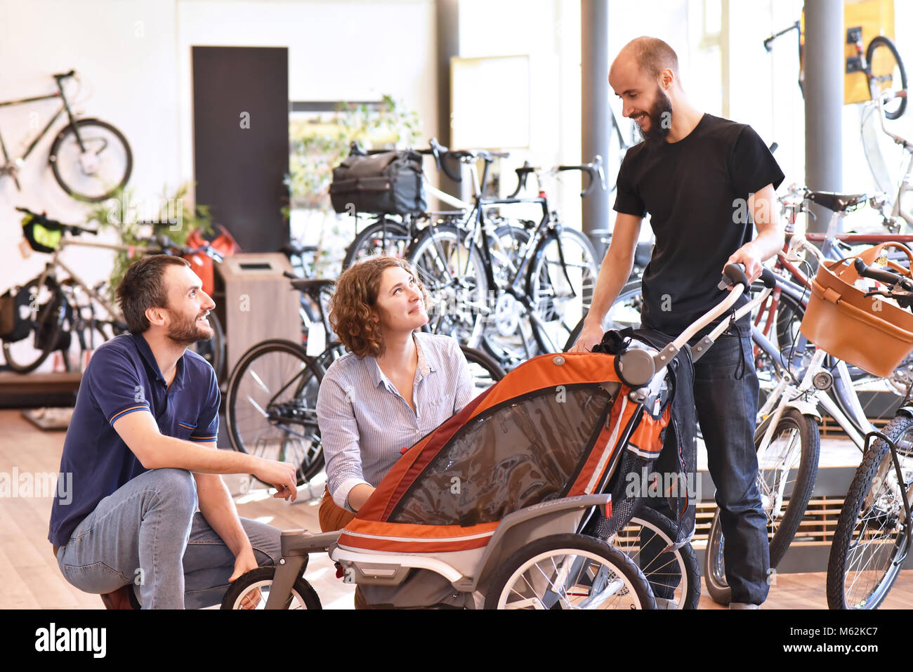 Fahrrad shop Beratung - Verkäufer und Kunden im Gespräch Stockfoto