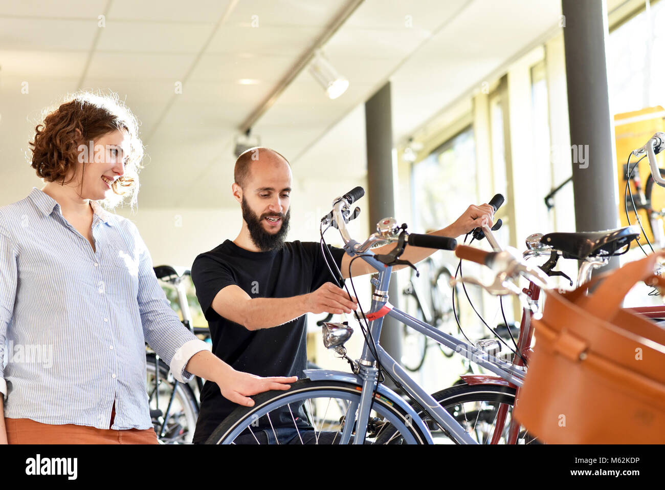 Fahrrad shop Beratung - Verkäufer und Kunden im Gespräch Stockfoto