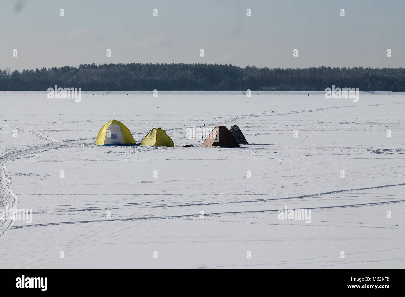 Fisch Männer Camp auf dem gefrorenen Meer in kaltem Winter sonniger Tag dessert Land Stockfoto