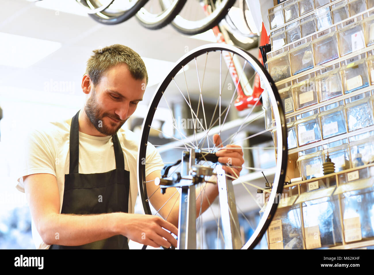 Portrait einer jungen Fahrrad Mechaniker in der Werkstatt Stockfoto