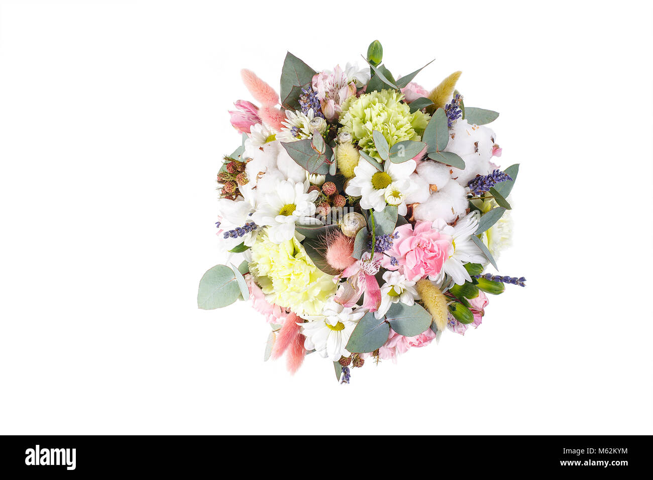 Strauß in einem Topf mit gelben, weissen Chrysanthemen, Kamille, Eukalyptus, Lavendel, Baumwolle, Eustoma, Nelken. Ein Urlaub, ein Geschenk für eine Frau. Smart View Stockfoto