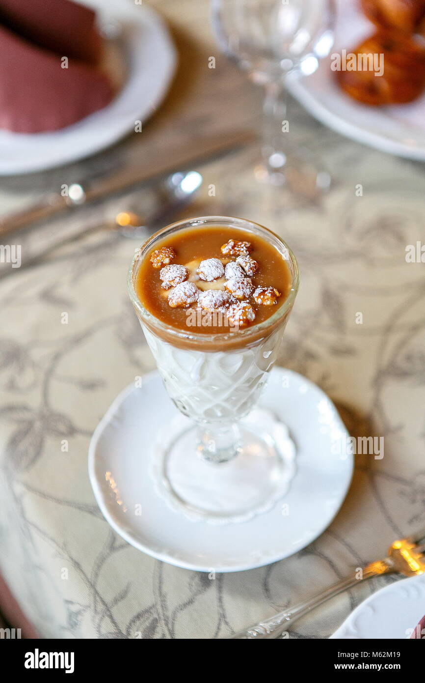 Dessert im Glas auf einer Tabelle. Serviert Gerichte im Restaurant, Cafe. Schöne Dekoration von Speisen. Close Up. Blick von oben. Single Stockfoto