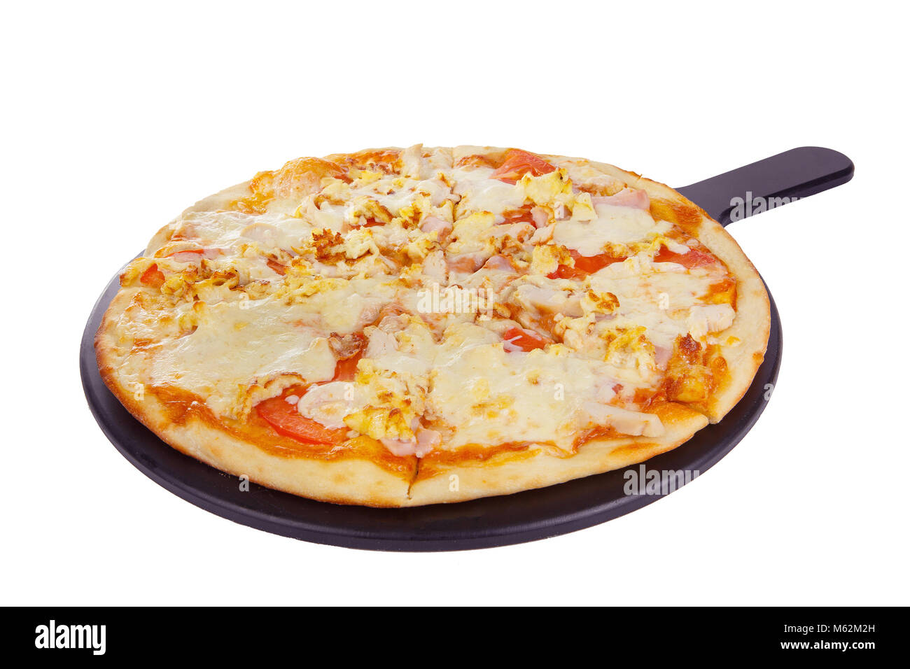 Pizza ganze Runde auf einem schwarzen Fach, Tafel, in Stücke schneiden, auf einem weißen Hintergrund isoliert. Schnelles Essen in einer Pizzeria, einem Mehligen Käse Produkt. Seite Stockfoto