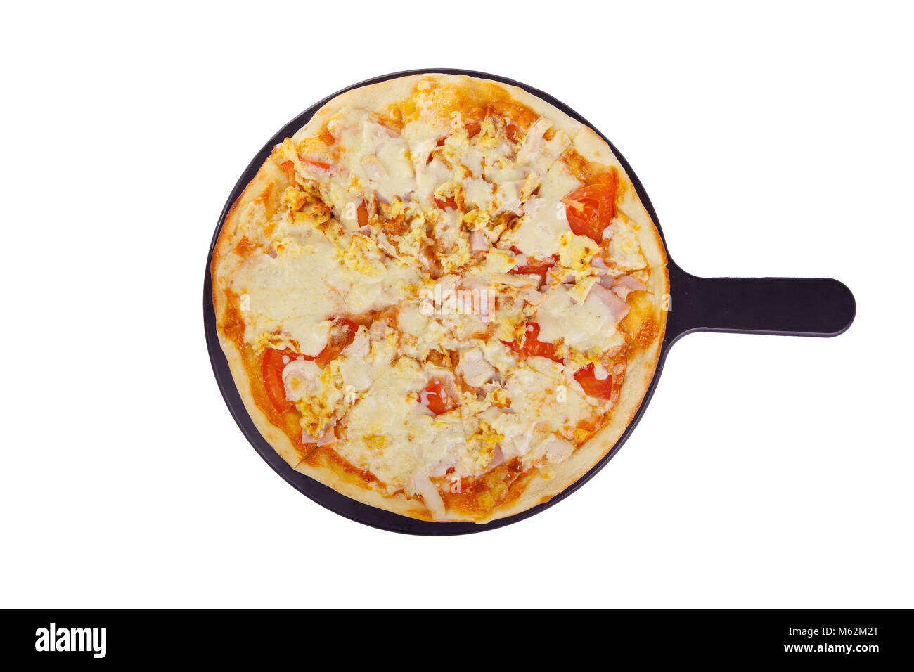 Pizza ganze Runde auf einem schwarzen Fach, Tafel, in Stücke schneiden, auf einem weißen Hintergrund isoliert. Schnelles Essen in einer Pizzeria, einem Mehligen Käse Produkt. Anzeigen Stockfoto