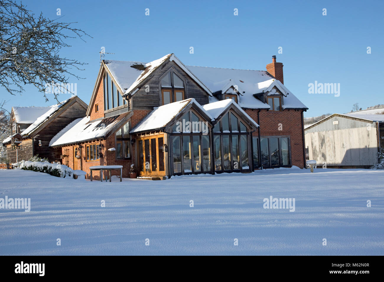 Cotswold Bauernhaus nach schwerem Schneefall Dez 2017 UK Stockfoto