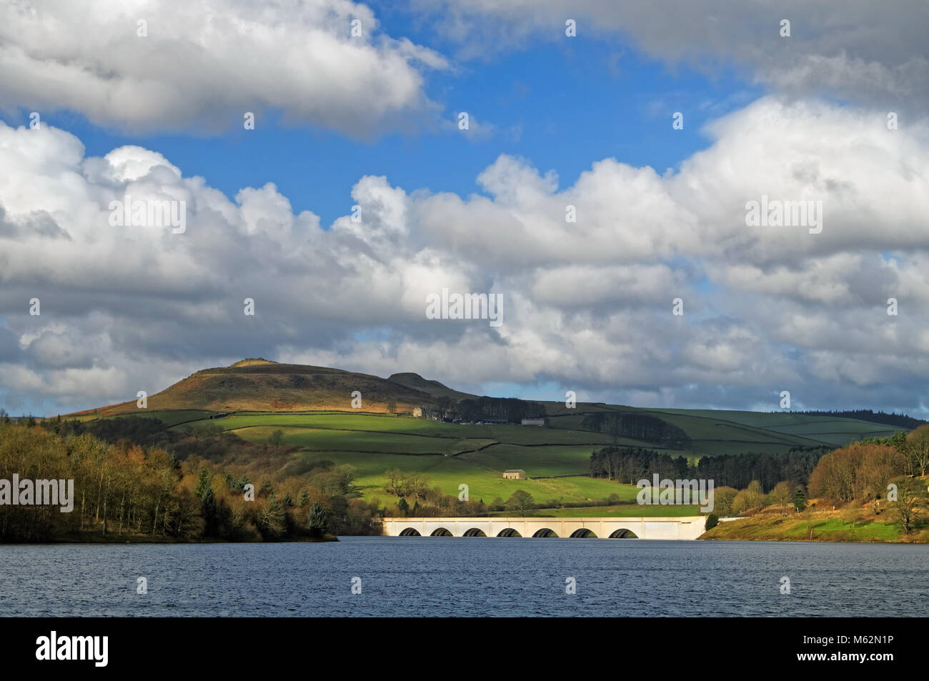 Großbritannien, Derbyshire, Peak District, Ladybower Reservoir mit Blick auf Ashopton Viaduct und Crook Hill. Stockfoto