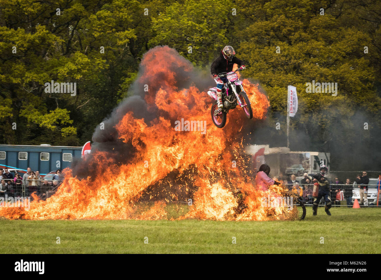 Stunt motocross Reiter durch ein Ring aus Feuer springen Stockfoto