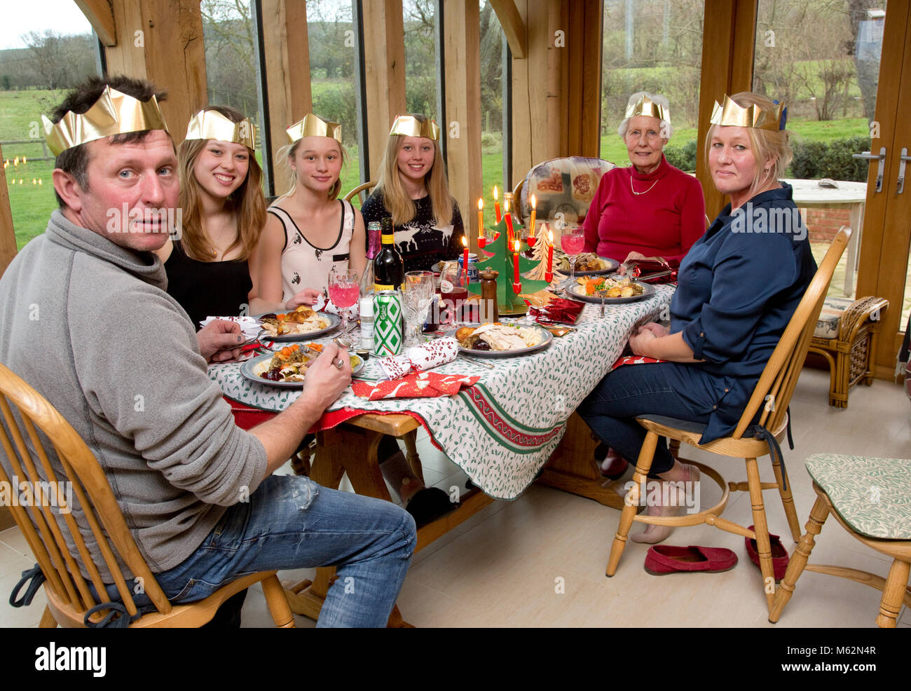 Familie Weihnachten Lunch im Wintergarten UK 2017 Stockfoto