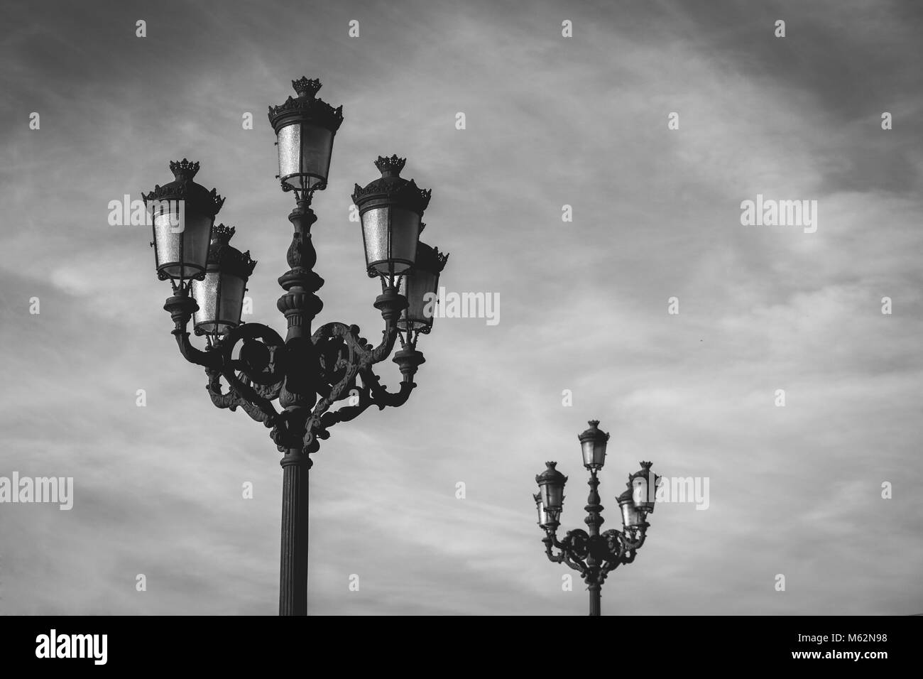 Beliebte verzierte Lampe Beiträge über bewölkter Himmel Hintergrund in Bilbao City,Spanien Stockfoto