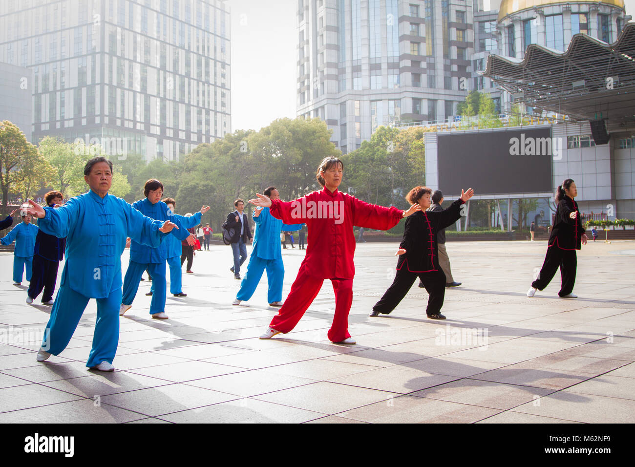 2016/04/08, China, Shanghai, Tai Chi unterricht auf der Straße Stockfoto