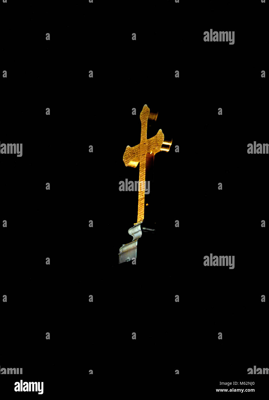 Golden Cross, die im Dunkeln leuchten Stockfoto