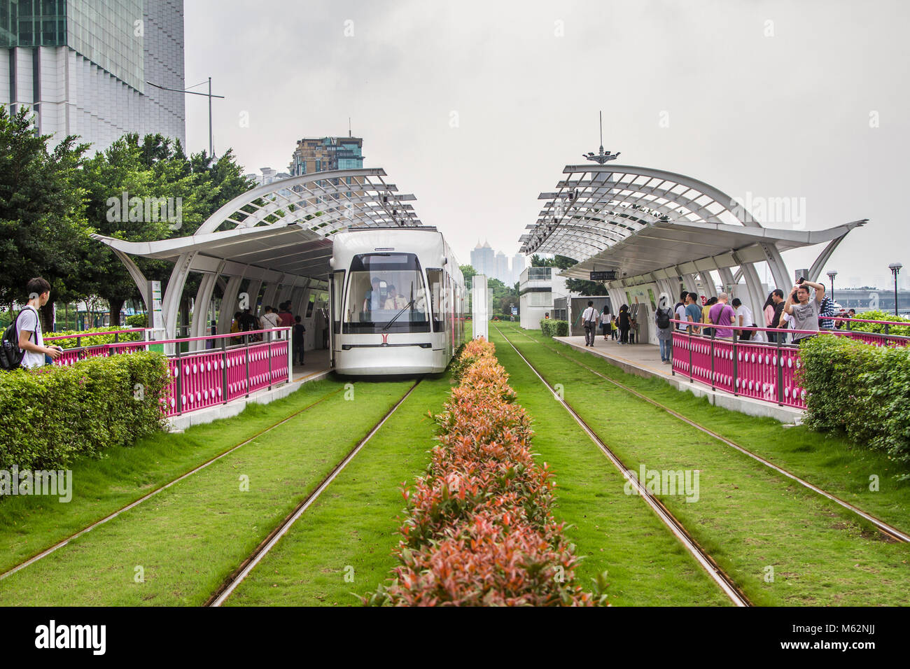 Guangzhou, China, die Straßenbahn auf dem grünen Rasen Stockfoto