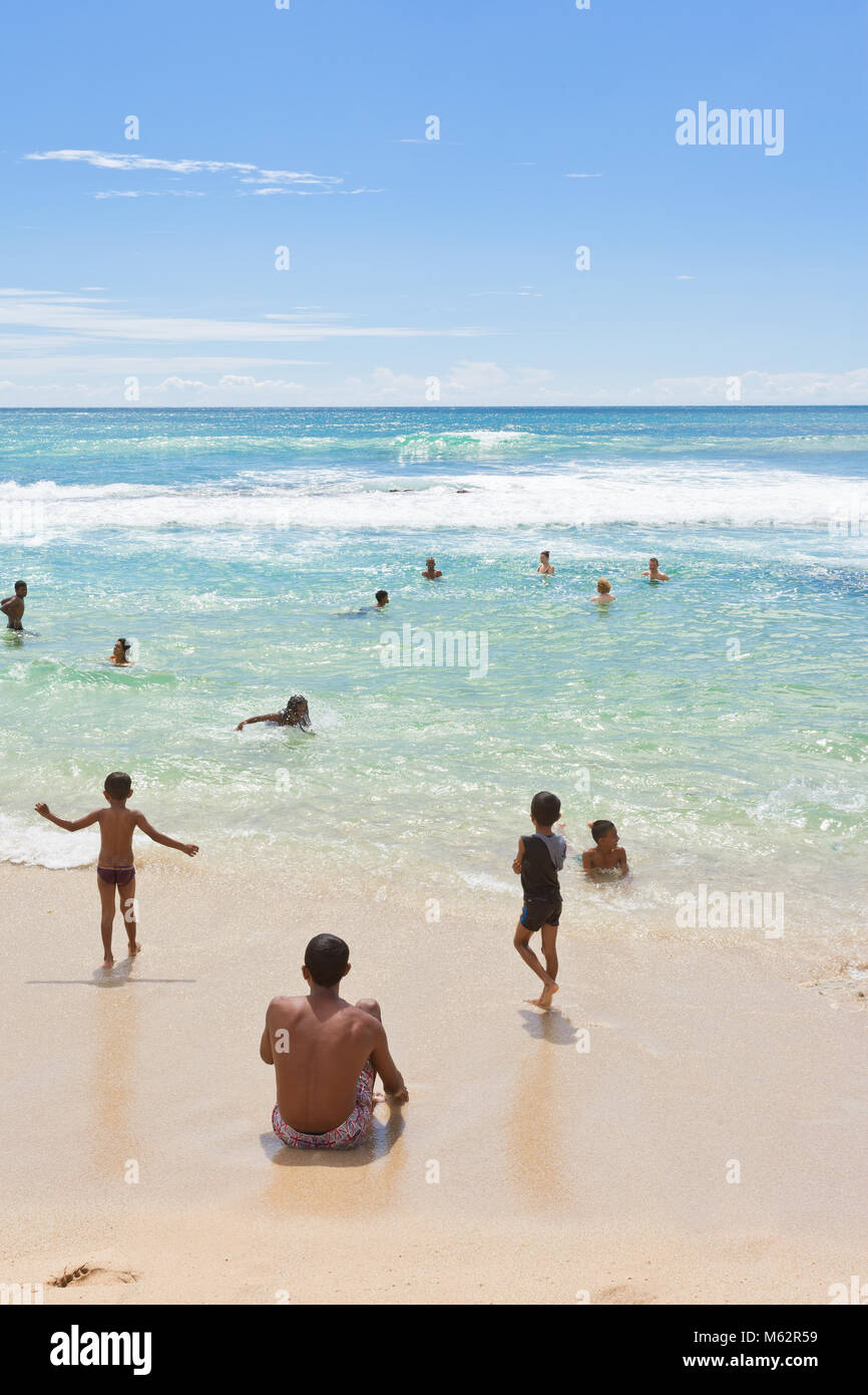 Koggala Beach, Sri Lanka, Asien - Dezember 2015 - Einheimischen und Touristen in Koggala Beach ihre Freizeit im Indischen Ozean genießen. Stockfoto