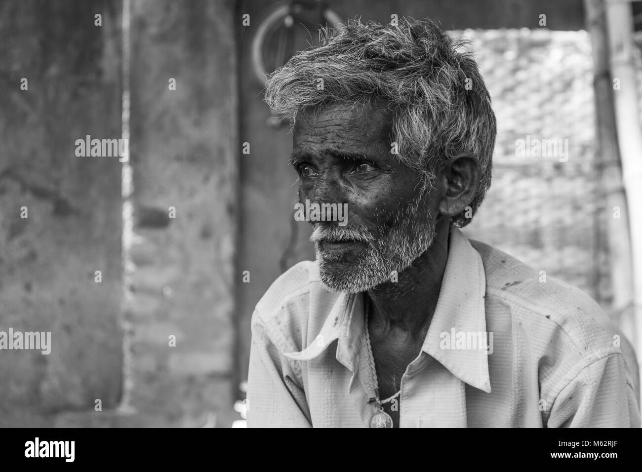 Indische Grauhaariger alter Mann mit Bart schaut nachdenklich in Mysore, Karnataka, Indien. Die Schwarz-Weiß-Fotografie. Armer Mann mit den traurigen, Stockfoto
