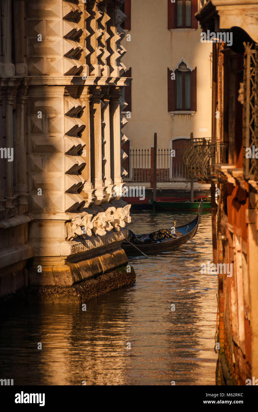 Gondel mit dem Bug kommt aus einem Kanal in Venedig winter Nachmittag goldenen Licht Stockfoto