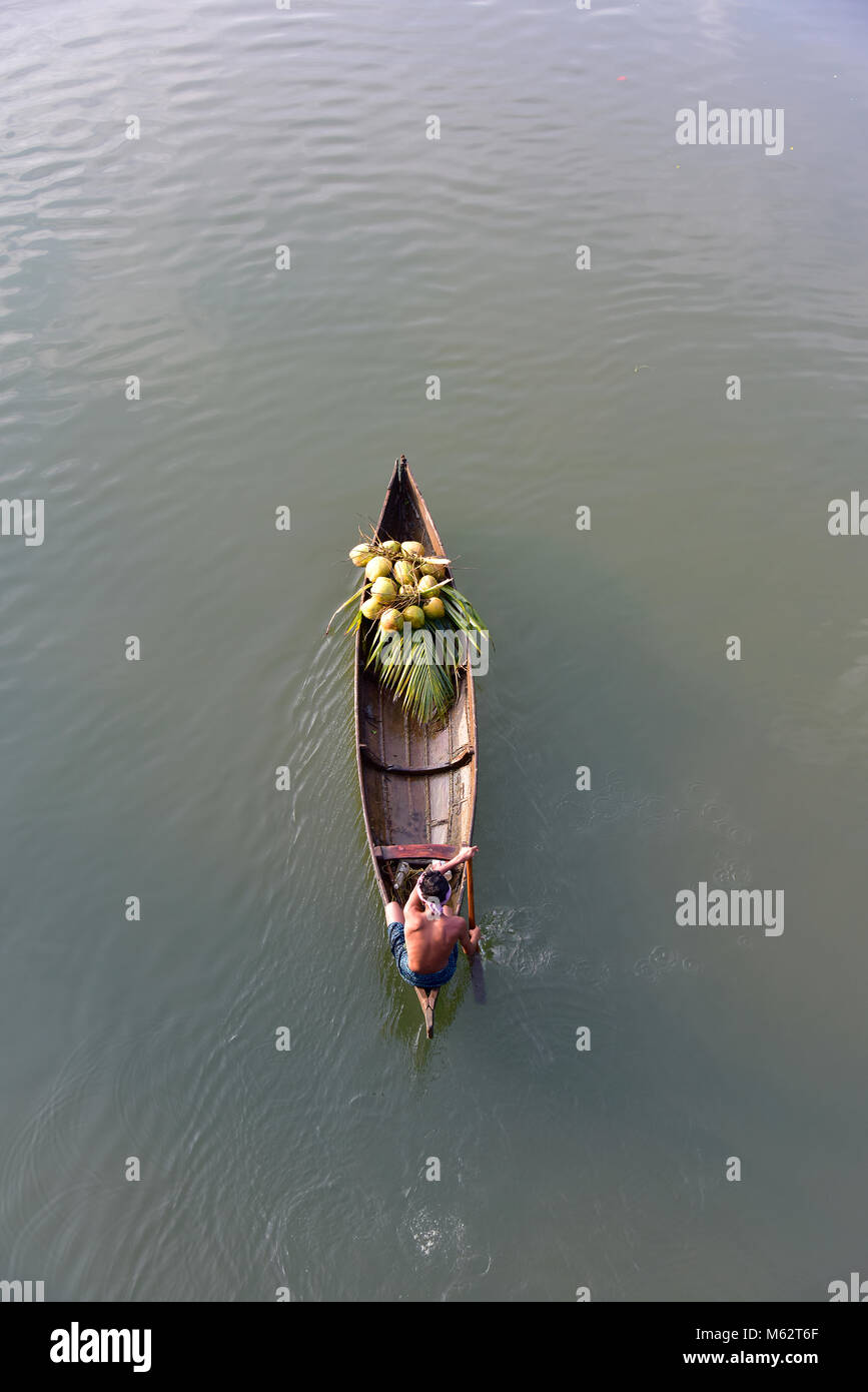 Dieses Foto ist von kangar Fluss iduki, Kerala. Ein Junge gehen Sie zu Hause mit seiner Coconut, Stockfoto