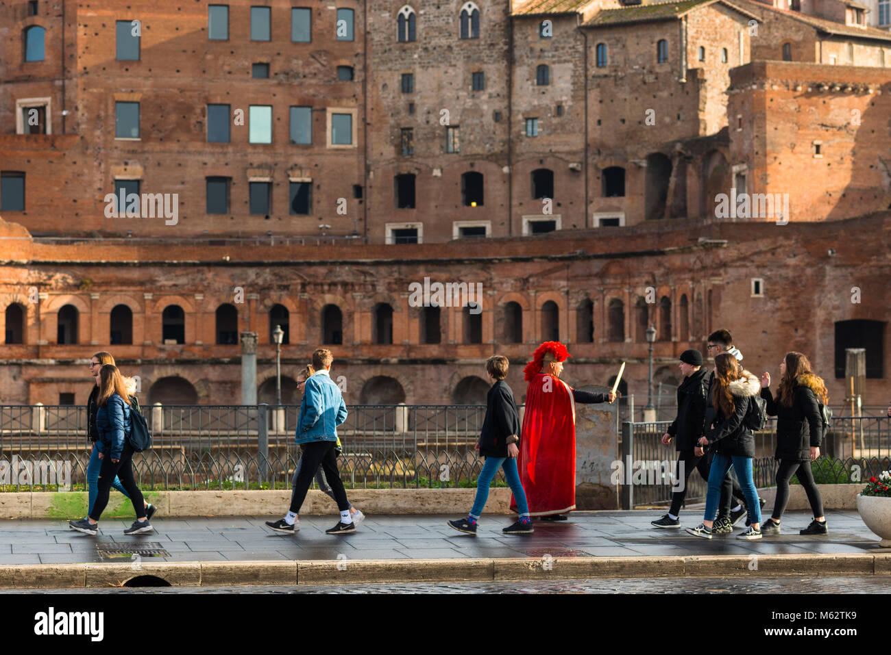 Römischer Soldat nimmt auf die Touristen gegenüber dem Trajan Markt auf der Via dei Fori Imperiali Straße. Rom. Italien. Stockfoto