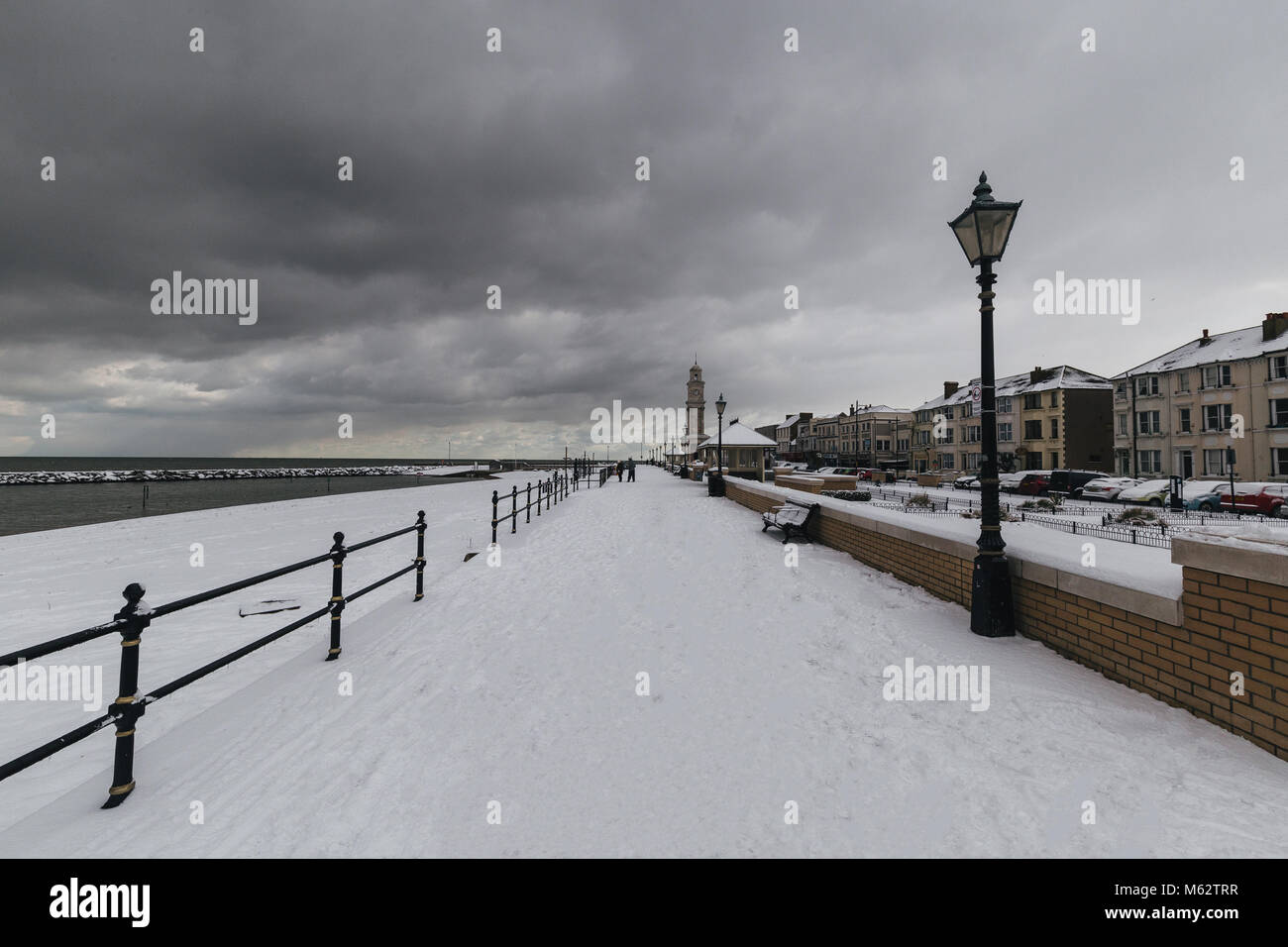 Winter Schnee auf der Strandpromenade in Herne Bay Kent England Stockfoto