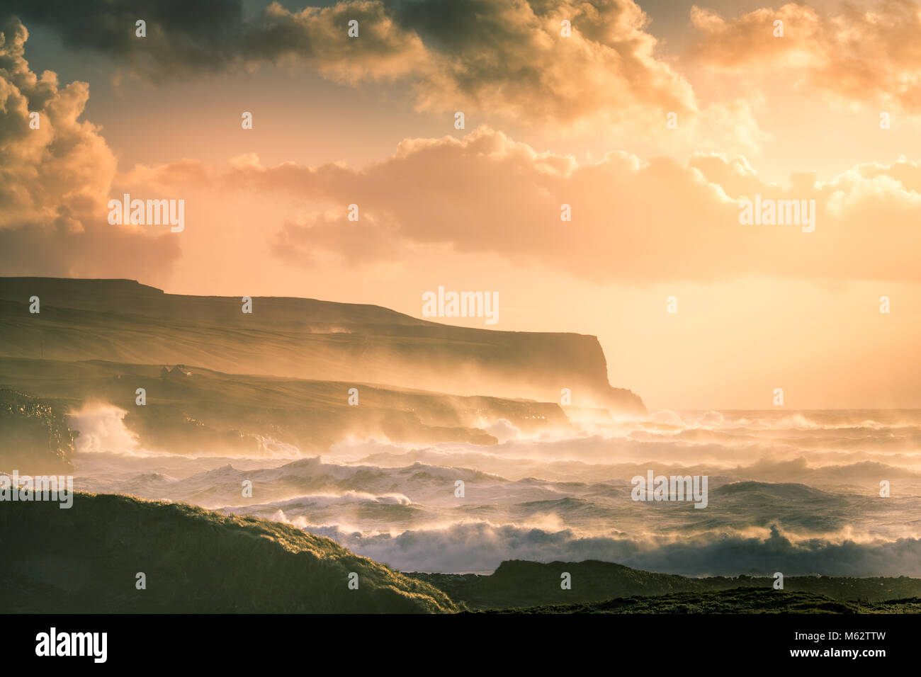 Wellen gegen die Klippen von Moher, die wilden Atlantik, Irland Stockfoto