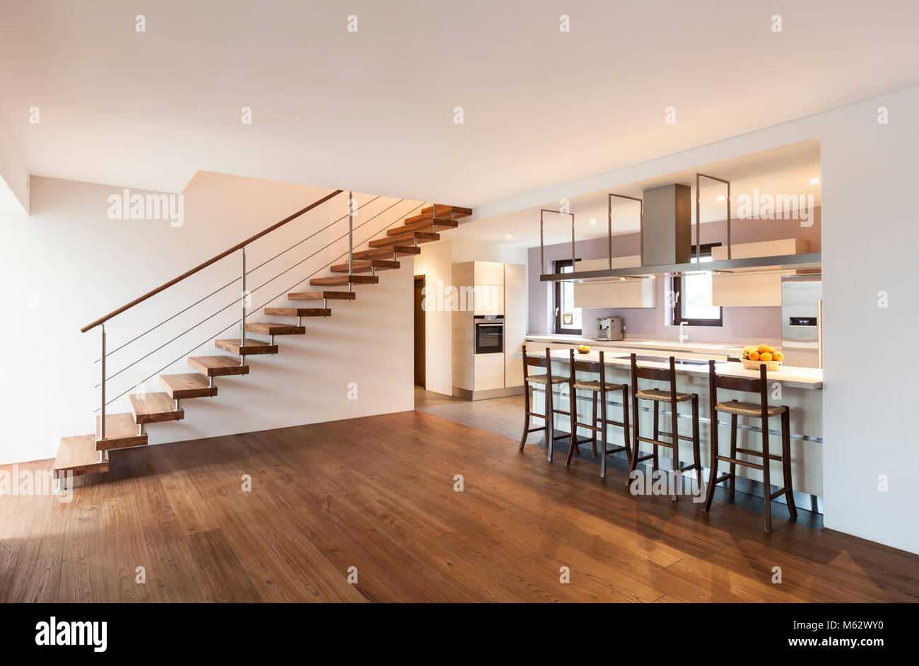 Moderne Loft, Blick in die Küche und die Treppe Stockfoto