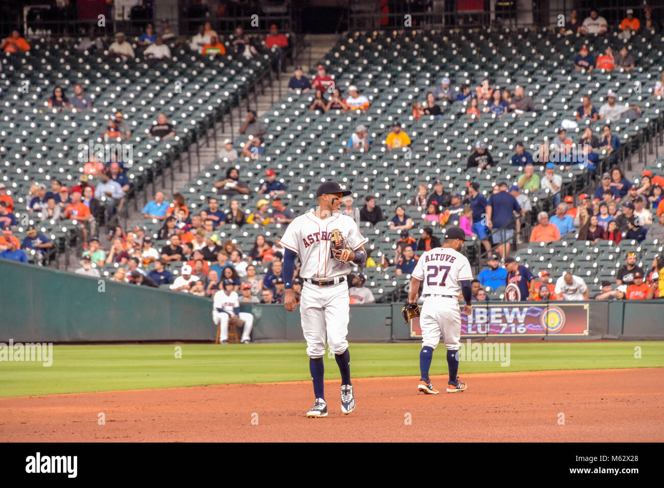 Spiel 3 4 Spiel Serie, Correa und Altuve teilen ein Witz zwischen der zweiten und dritten Base. Houston gewinnt dieses Spiel 5-3 und gewinnt die Serie 3-1. Stockfoto