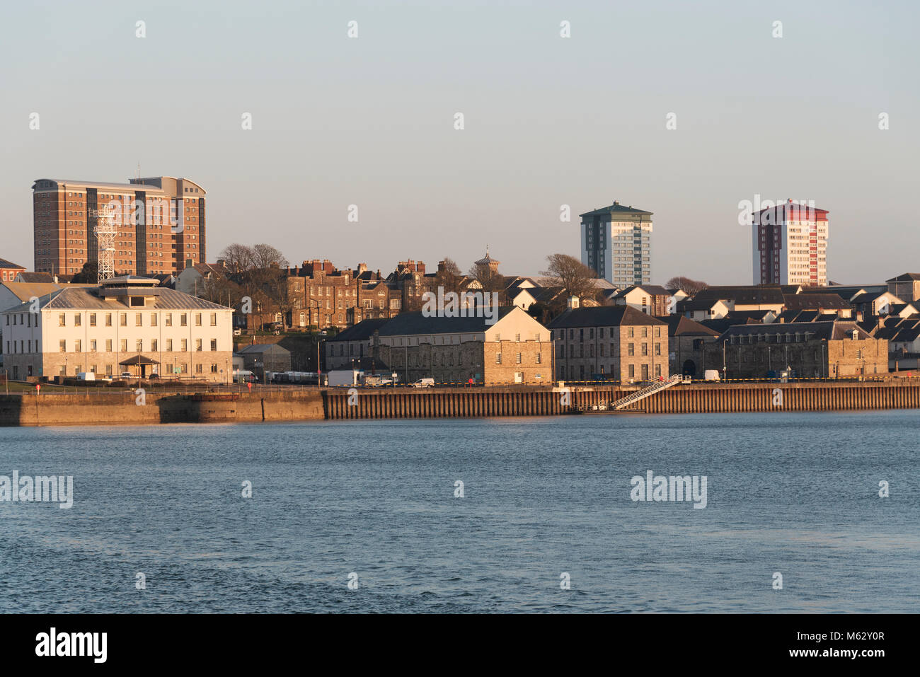 Plymouth, Devon, England, UK. Alte und neue Eigenschaften entlang des Ufers des Tamar River in Devonport. Februar 2018 Stockfoto