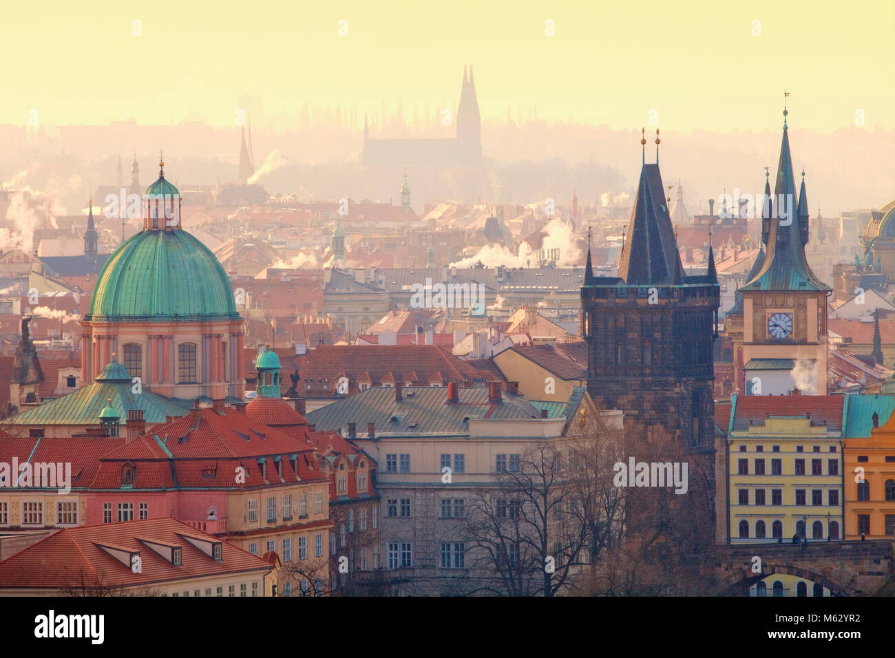 Tschechische Republik, Prag - Türme der Altstadt bei Sonnenaufgang Stockfoto