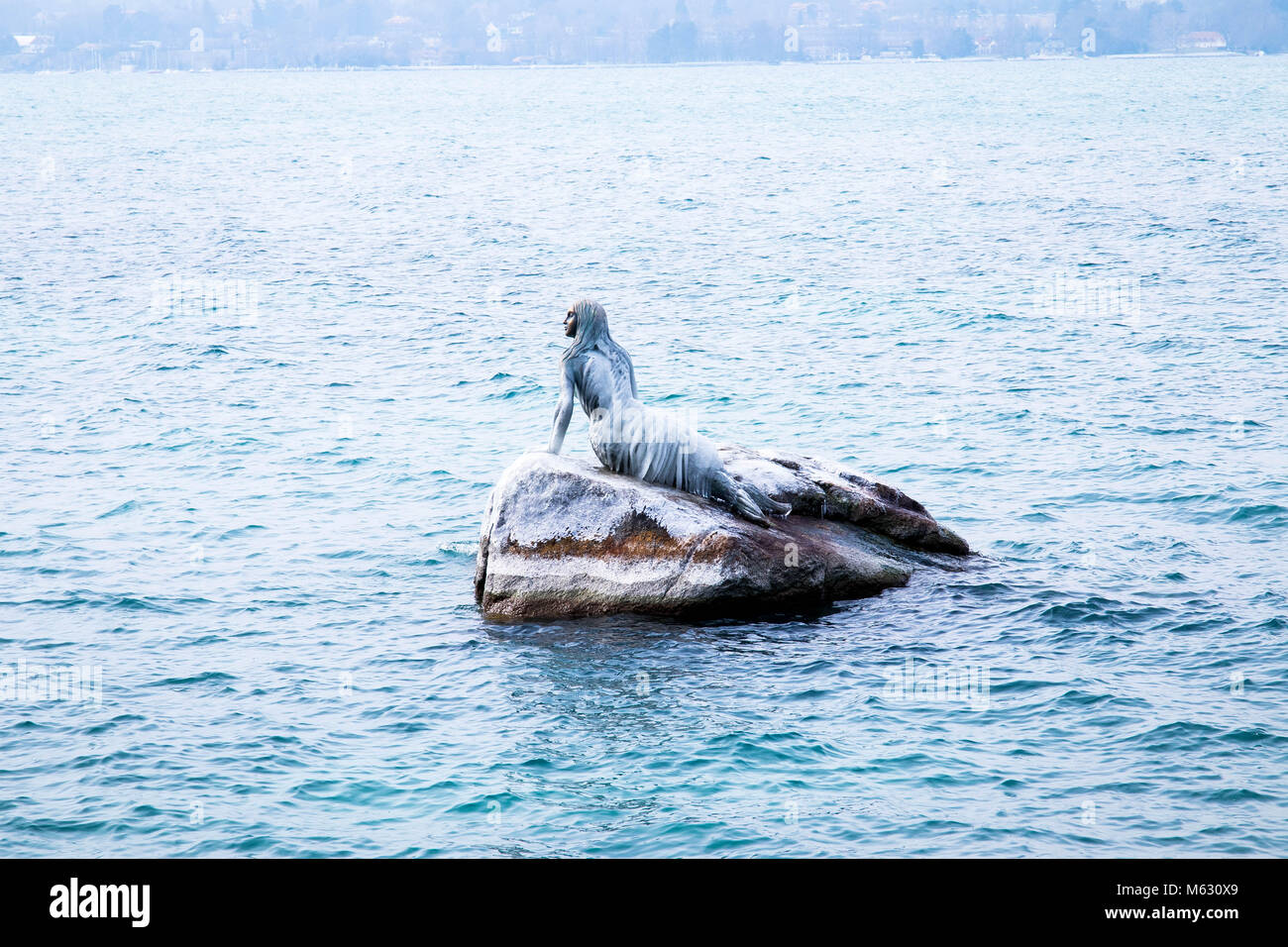 Mermaid Meer Sirene auf einem Rock See Wasser kalt Skulptur Kunst  Stockfotografie - Alamy