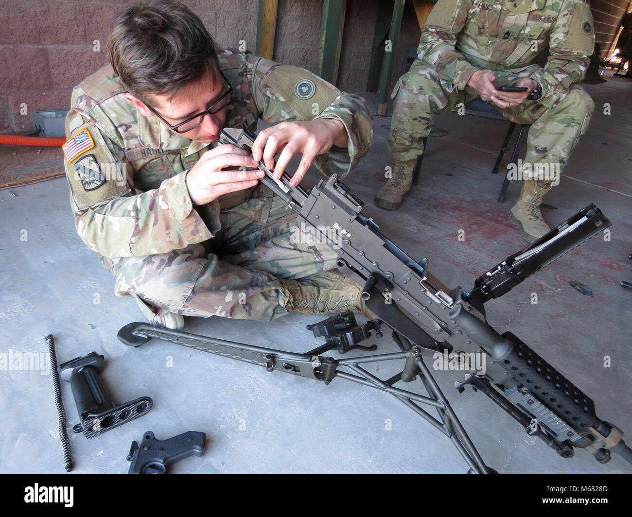 Us-Armee-reservesoldat, Sgt. Kevin G. Hagler, cargo Specialist, 645Th Inland Cargo Transport Unternehmen, 314 Bekämpfung Sustainment Support Battalion, 650Th Region Support Group, fügt eine M249 Squad Automatic Weapon während des diesjährigen 650Th RSG besten Krieger Wettbewerb, der Nellis Air Force Base, Nevada, Feb 6, 2018. ( Stockfoto