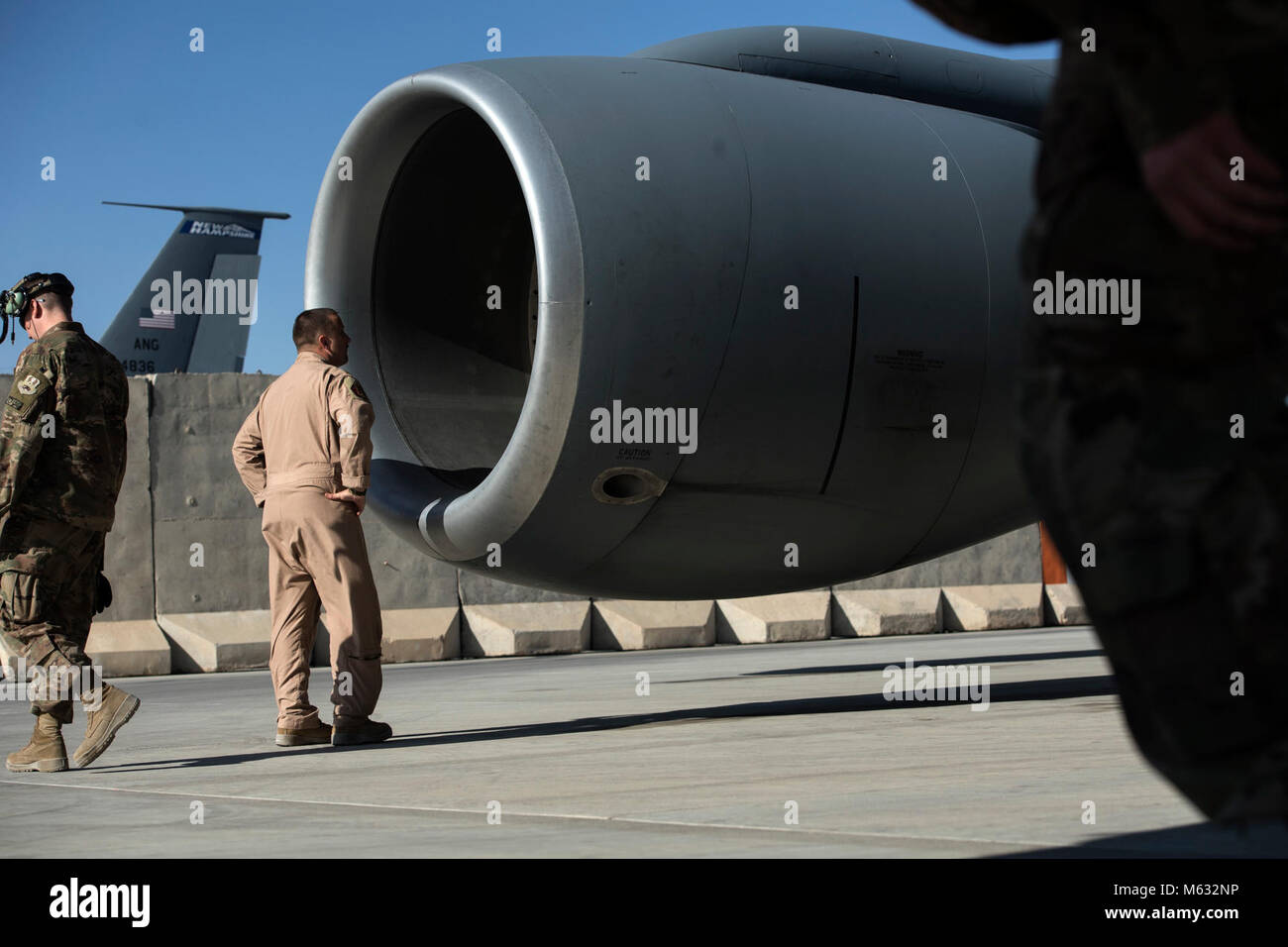 Ein US Air Force KC-135 Stratotanker Pilot, der 340 Expeditionary Air Refuelling Squadron Loslösung 1 zugewiesen, führt zu Fuß Rundum-Inspektion auf seinem Flugzeug am Flugplatz Kandahar, Afghanistan, Feb 7, 2018. Die KC-135 erweitert die Reichweite von Flugzeugen wie der A-10 Thunderbolt II und F-16 Fighting Falcon, die in Afghanistan eingesetzt sind gegen den Terror bekämpfen Aktivitäten zu unterstützen. (U.S. Air Force Stockfoto