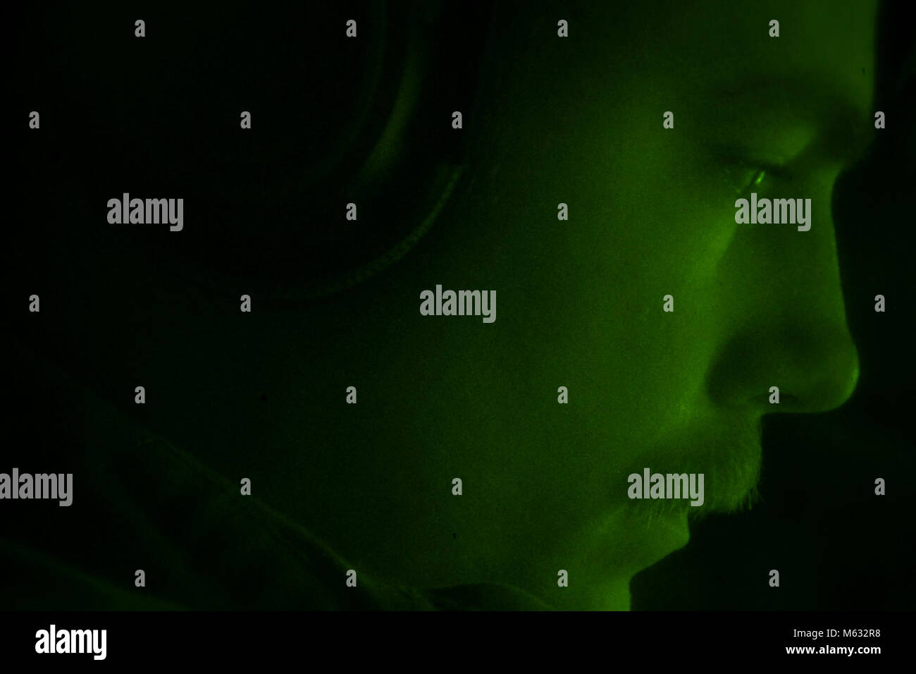 Ein US Air Force KC-135 Stratotanker Boom Operator, um die 340 Expeditionary Air Refuelling Squadron Loslösung 1 zugewiesen, kommuniziert mit seiner Mannschaft während einer Betankung Mission über Afghanistan, Feb 7, 2018. Die KC-135 ermöglicht die Flugzeuge wie die F-16 Fighting Falcon und A-10 Thunderbolt II, die für einen längeren Zeitraum zur Unterstützung der Operation, die die Freiheit des Sentinel zu fliegen. (U.S. Air Force Stockfoto