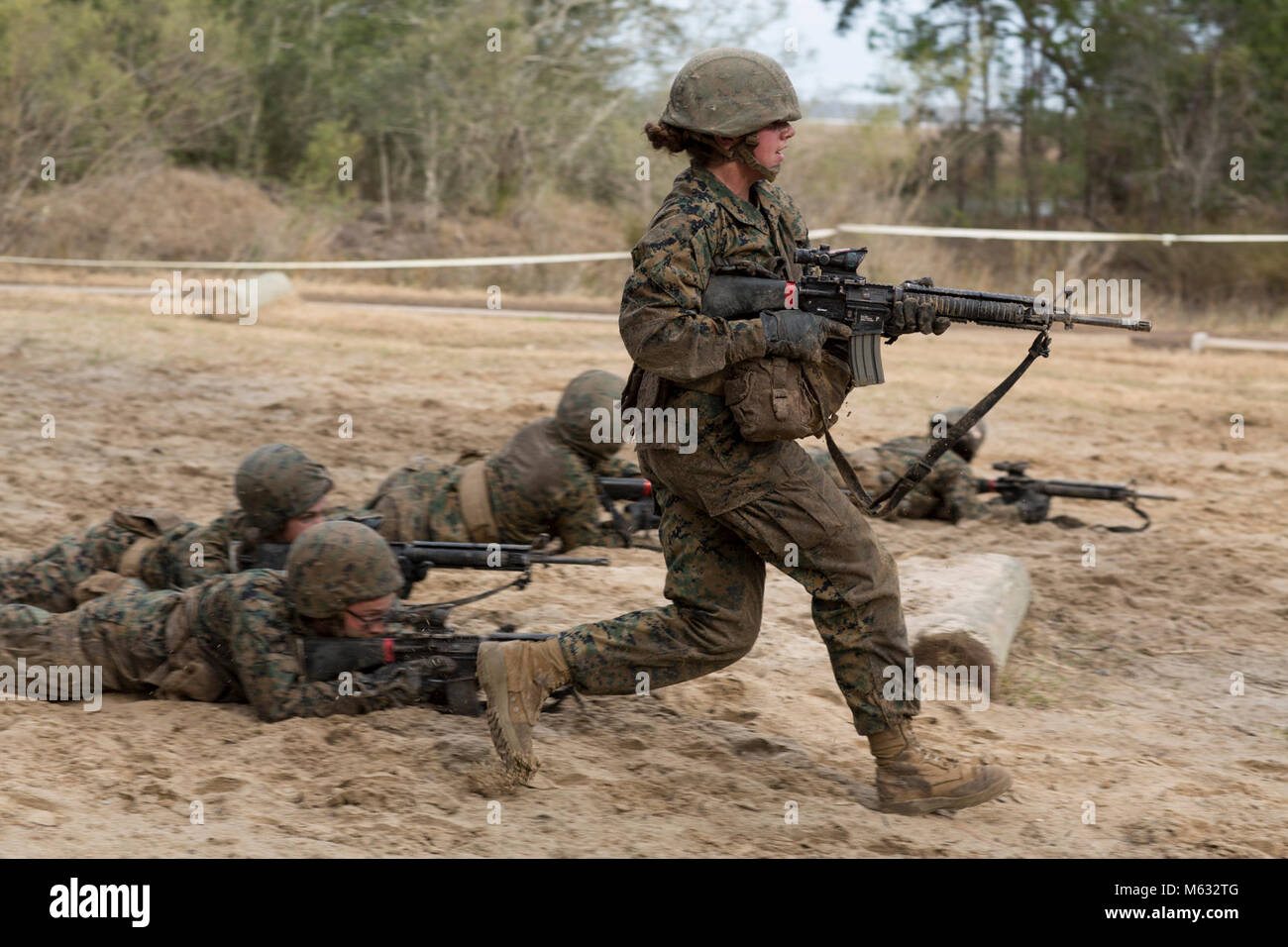 Us Marine Corps Rct. Gianna Paul mit platoon 4008, Papa, 4 Recruit Training Bataillon, eilt vorwärts am Tag Bewegung Kurs während der Krieger Ausbildung bei Paige Feld auf Marine Corps Depot rekrutieren, Parris Island, S.C., 7. Februar 2018. Basic Krieger Training ist entworfen, um die Bedeutung der Teamarbeit zu lehren, arbeiten unter Stress und wie gut durchzuführen und dabei die kleine Einheit Führung. (U.S. Marine Corps Stockfoto