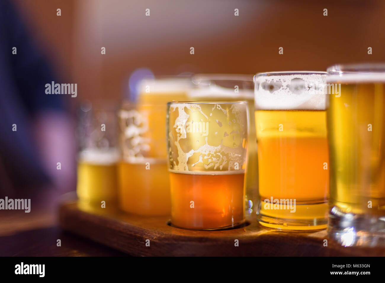 Low Angle Nahaufnahme von Bier Flug bei Microbrewery in Chicago im Sonnenlicht Stockfoto