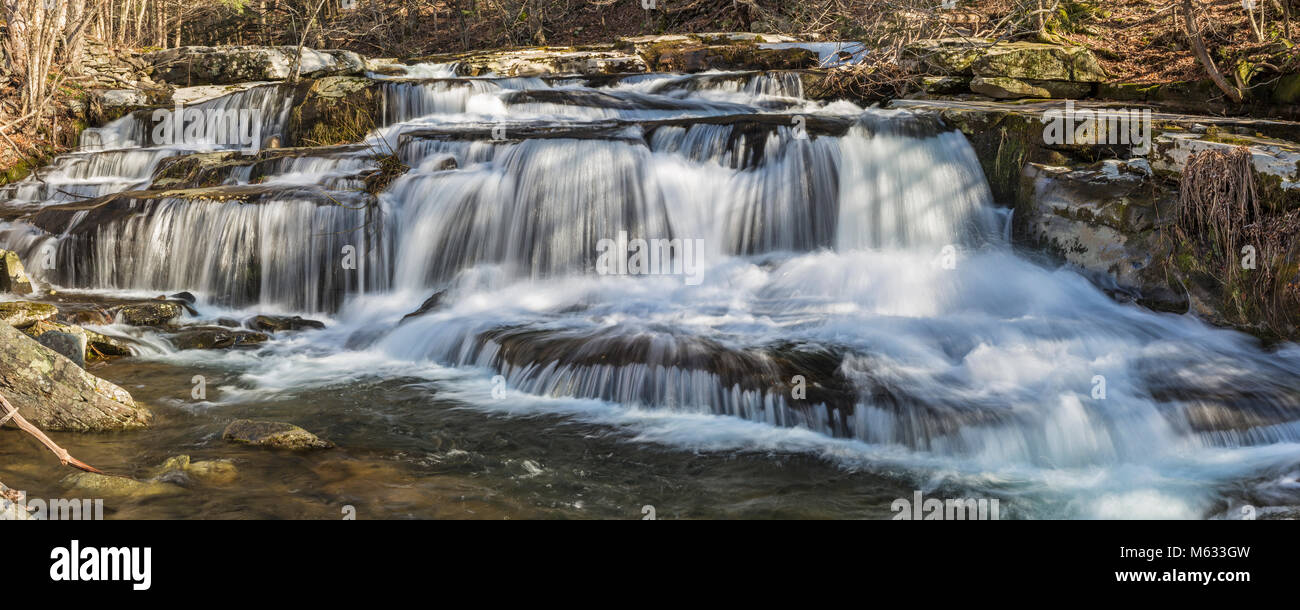 Panoramabild von einer mehrstufigen Wasserfällen auf steinigen Nelke Creek in Greene Land in den Catskill Mountains in Edgewood, New York Stockfoto