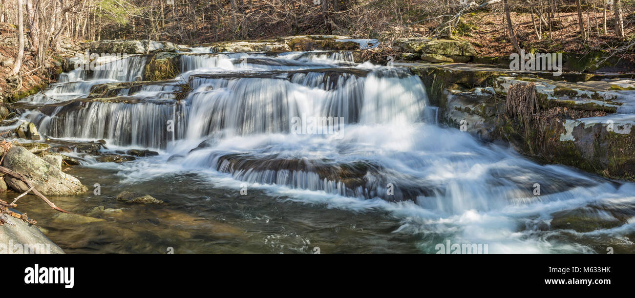 Panoramabild von einer mehrstufigen Wasserfällen auf steinigen Nelke Creek in Greene Land in den Catskill Mountains in Edgewood, New York Stockfoto