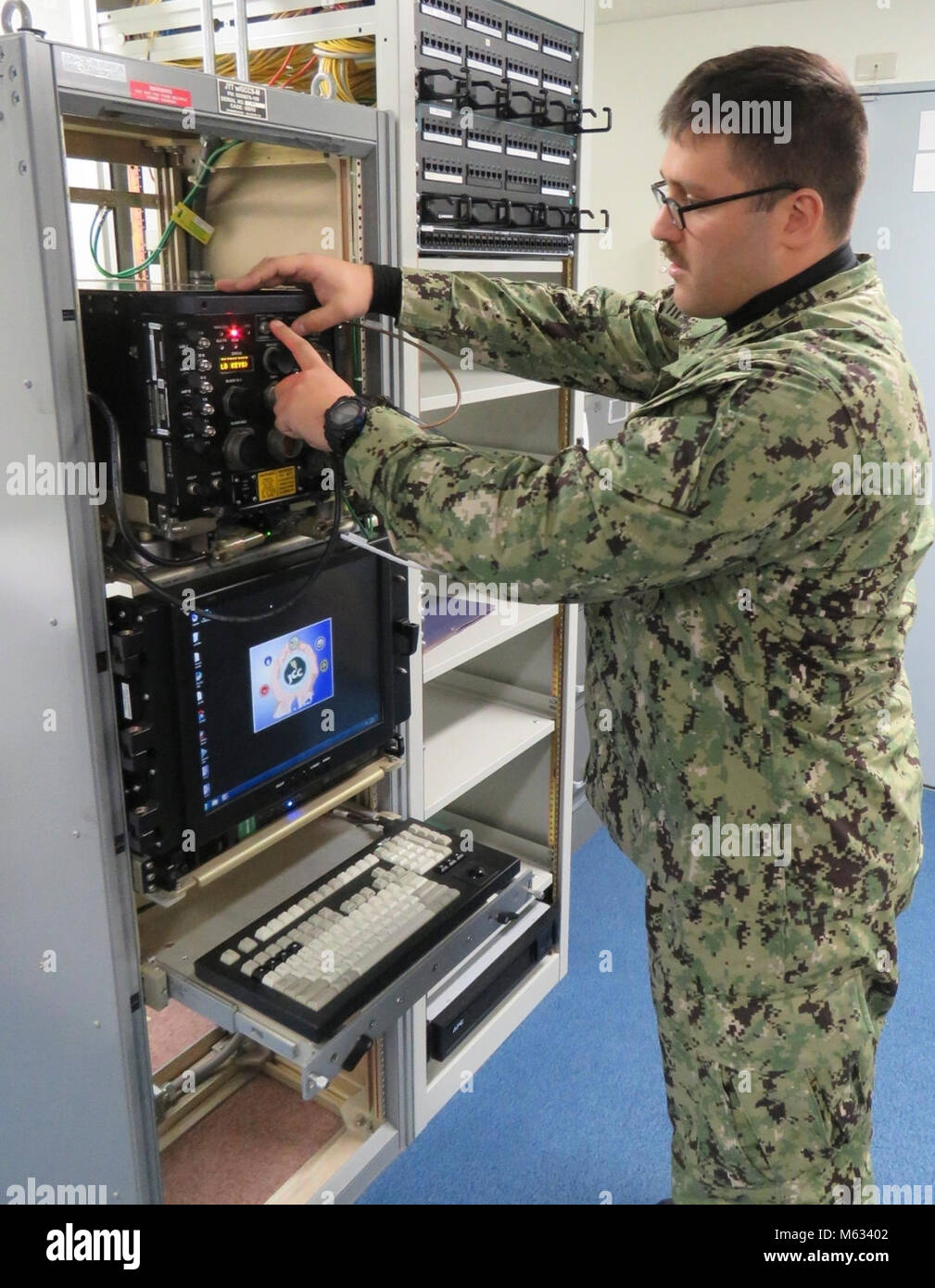 YOKOSUKA, Japan (Feb. 9, 2018) Cryptologic Techniker (Technische) 1. Klasse Braxton Riley, Information Warfare Training Website (IWTS) Yokosuka angebracht, führt eine eingebaute Prüfverfahren auf der Grundlage der Gemeinsamen taktischen Terminal Maritime (JTT-M) während des Betriebs prüfen. Die JTT-M als Ergänzung zu der aktuellen JTT-M Schulungen als Teil des Zentrums für elektronische Kriegsführung Ausbildung Modernisierung Information Warfare Training installiert. Der IWTS Yokosuka Ausbilder erhielt sieben Tage Schulung mit praktischen Übungen und Anleitung von Raum und Naval Warfare Systems Command (SPAW Stockfoto