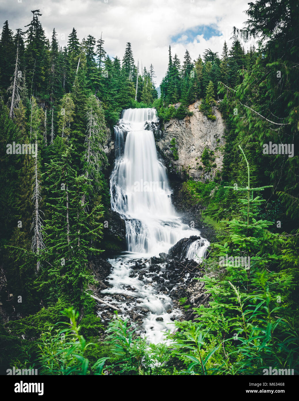 Verträumt Slow Shutter fließenden Fluss über Multi Tier Wasserfall von Whistler Kanada Stockfoto