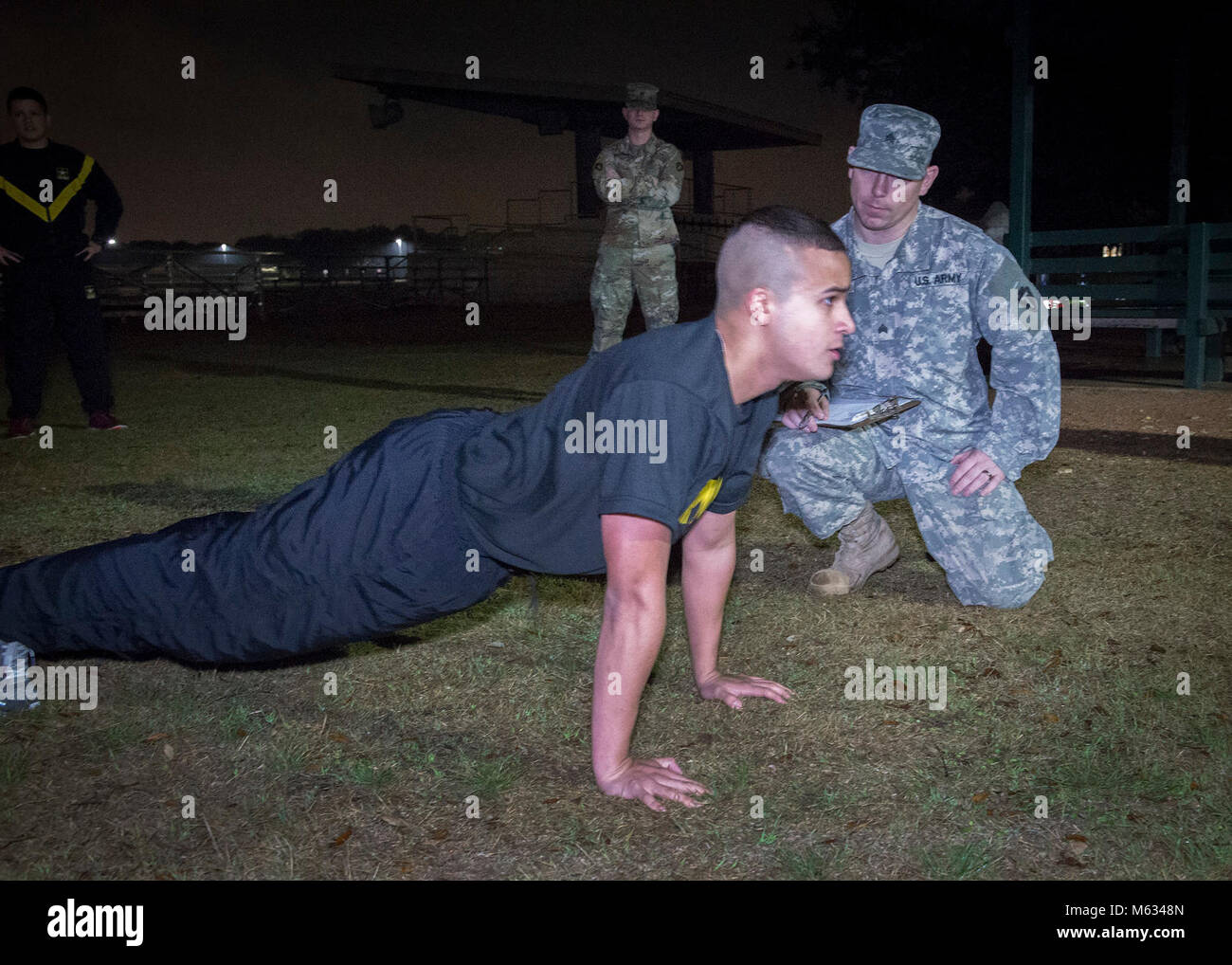 Spc. Quinten Bononcini, geospatial Intelligence Analyst Hauptsitz und Sitz Battalion, 36th Infantry Division, macht Liegestütze während der Armee körperliche Fitness Test Teil der besten Krieger Auswahl Wettbewerb im Camp Mabry, in Austin, Texas. (U.S. Army National Guard Stockfoto