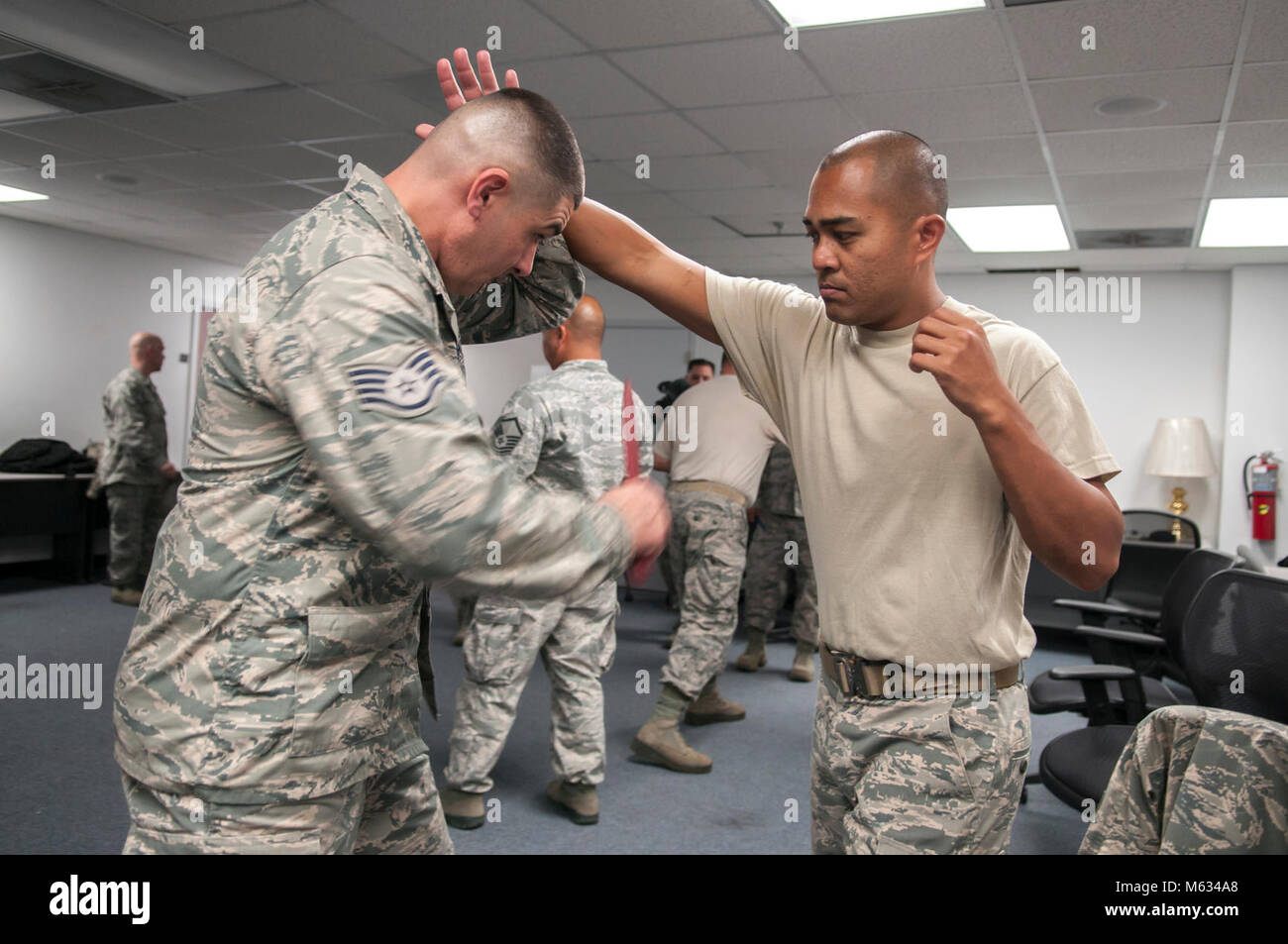 Us Air Force Staff Sgt. Bronson Colton und Staff Sgt. Lloyd Guerrero, 154 Sicherheitskräfte Squadron, California Air National Guard, üben scharfe Waffen Kampftechniken während ihrer jährlichen Schulung an der PATRIOT South 18 Übung in Gulfport, Fräulein am 10.02.2018. PATRIOT South 18 ist ein inländischer Betrieb (DOMOPS) Übung zur Vorbereitung für alle Herausforderungen während einer Naturkatastrophe konfrontiert und ist eine ausgezeichnete Gelegenheit für Einheiten jährlich Schulungen erforderlich. (Ohio Air National Guard Stockfoto