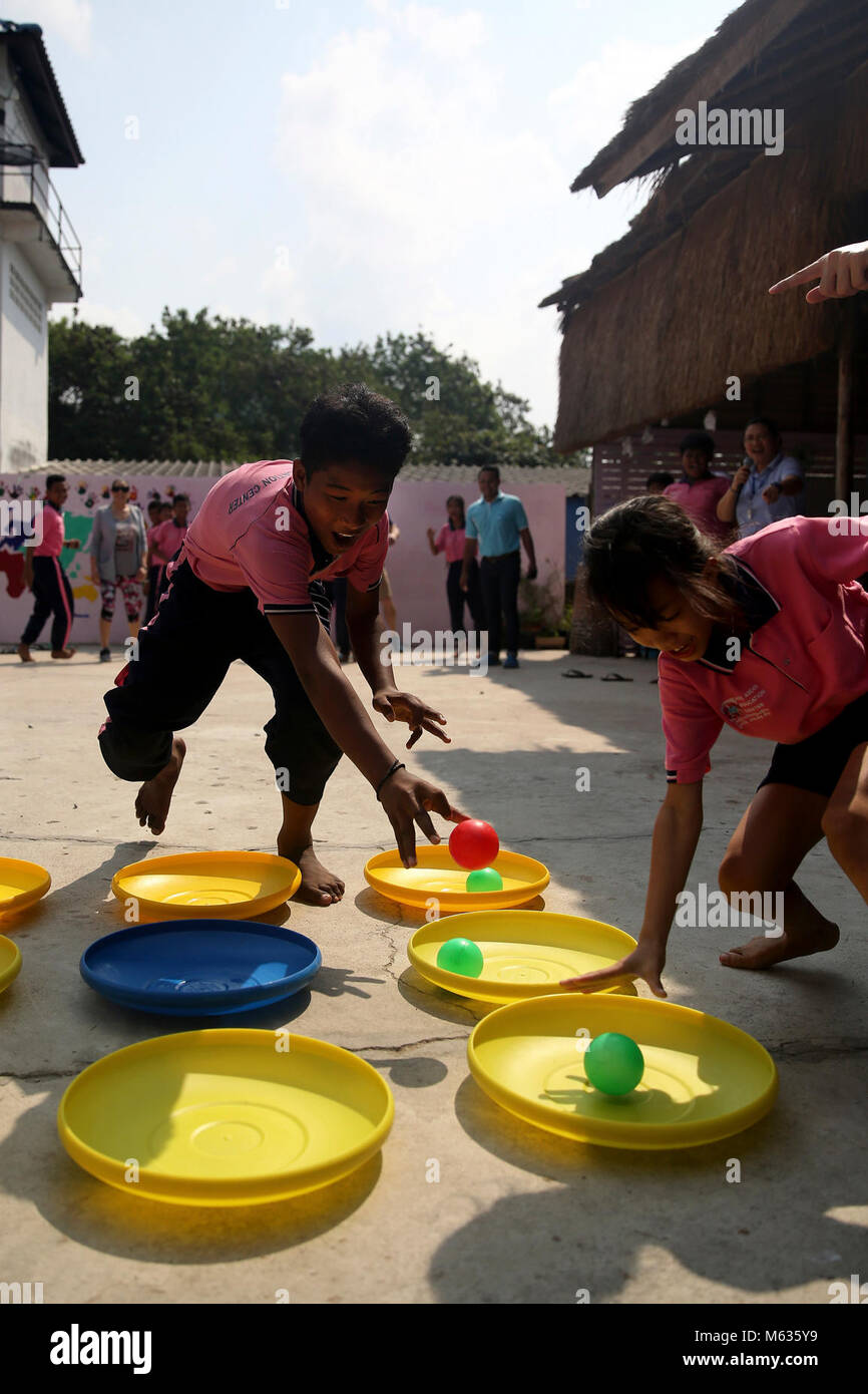 PATTAYA, Thailand - Kinder im Tageszentrum des Human Help Network Foundation in Staffelläufe mit Military Sealift Command finden teilnehmen - Komponente Segler hier während einer Community Relations Veranstaltung hier, Feb 9. Der MSC-finden-Komponente Segler sind in Thailand Durchführung Schiff Unterstützung für MSC als Teil der Übung Cobra Gold 2018. CG18 ist ein Thailand und United States co-sponsored Übung jährlich im Königreich Thailand durchgeführt. (Marine Stockfoto