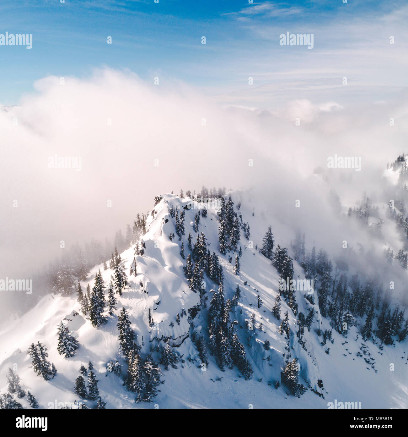 Pulver auf schneebedeckten Bergrücken Stockfoto