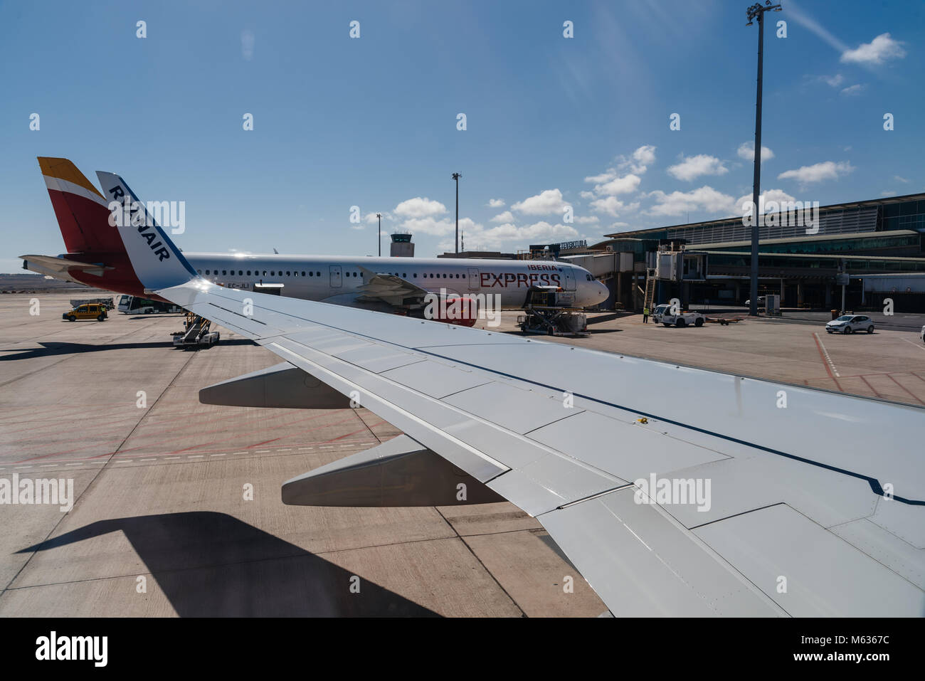 Puerto del Rosario, Fuerteventura, Kanarische Inseln, Spanien - 18. Februar 2018: Flugzeuge in der Start- und Landebahn bereit zum Abflug im internationalen Flughafen von Fuerte Stockfoto