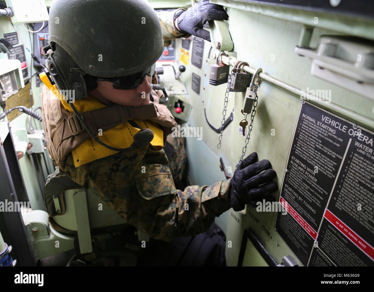 NORFOLK, Virginia, (Feb. 10, 2018) - ein Marine auf den 4. Marine Division zugeordnet, liest über eine Checkliste in ein Amphibisches Fahrzeug während der Ausbildung bei gemeinsamen Expeditionary Base Little Creek. Diese Übung wird alle sechs Monate statt der Marines für Wasser Recovery Szenarien bereit zu halten. Die 4. Marine Division bietet combat Support der aktiven Komponente in Zeit oder Krieg oder bei einem nationalen Notstand zu ergänzen. (U.S. Marine Stockfoto