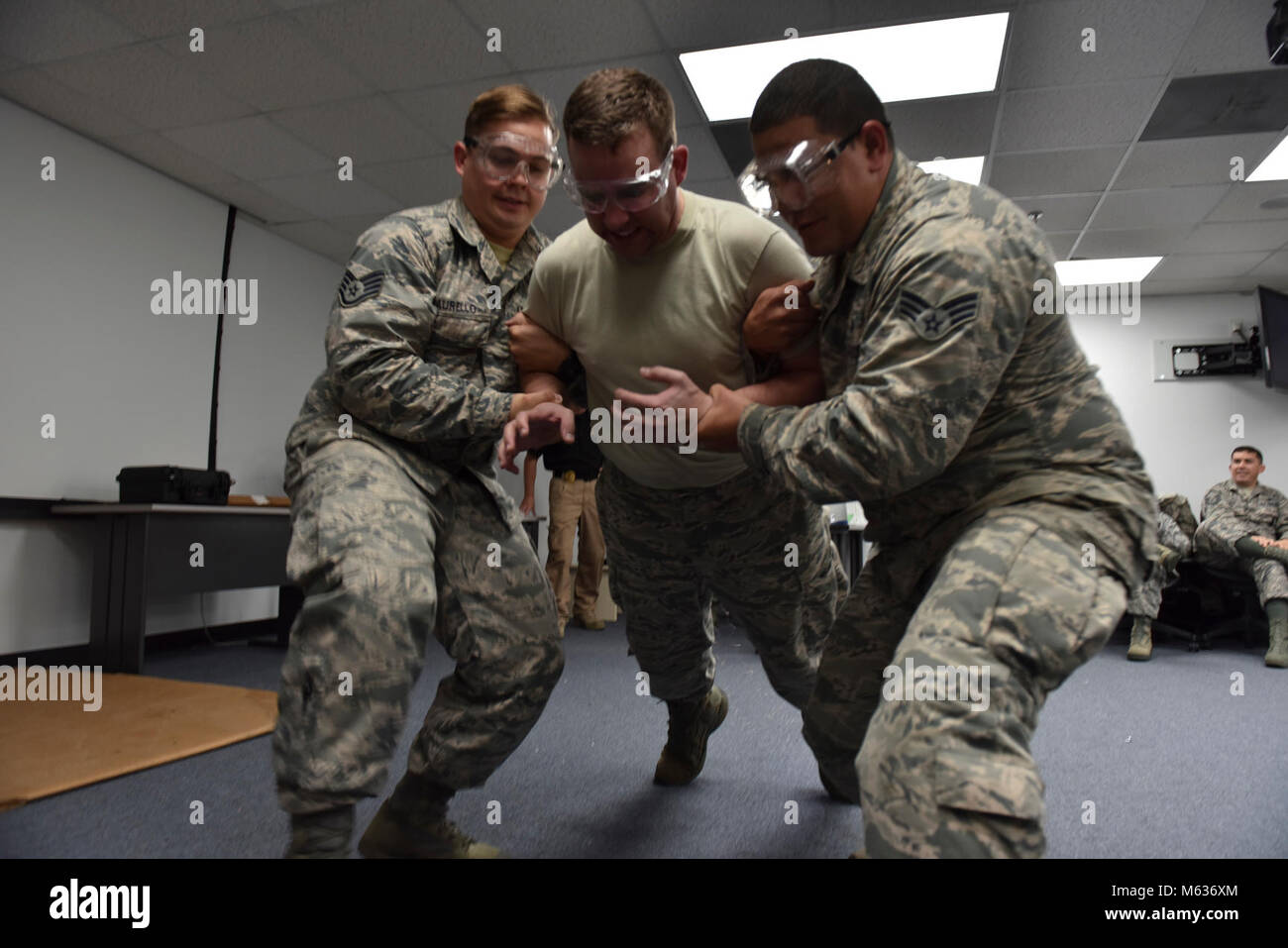 Us Air Force Staff Sgt Ross Whitley, 108 Flügel, New Jersey Air National Guard, beteiligt sich an der taser Exposition als eine componnet der PATRIOT South Übungen, Gulfport, Fräulein, 10.02.2018. PATRIOT ist ein inländischer Operations Training übung durch die Nationalgarde gefördert, die auf das Verständnis der Koordinierung, Richtlinien und Verfahren bei der Durchführung einer gemeinsamen Inter-Agency inländischen Reaktion erforderlich ist. (U.S. Air National Guard Stockfoto