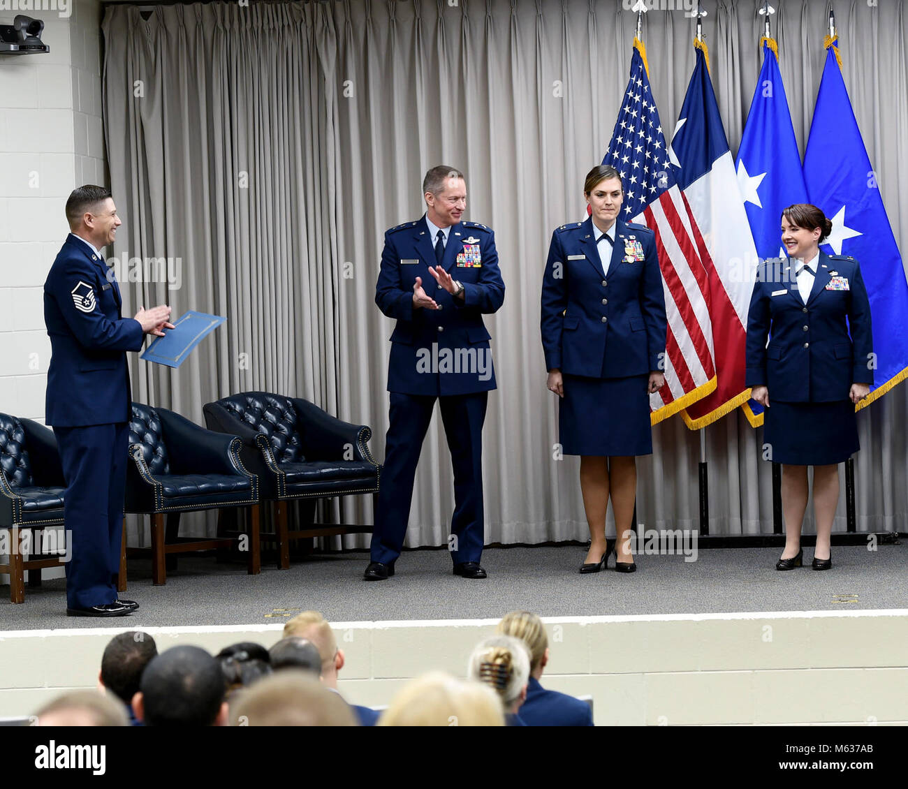 Kapitän Jennifer Marrs, 136 Airlift Wing, erhält Beifall, nachdem sie ihre Texas hervorragenden Service Medaille und eine Urkunde als Sieger der ausstehenden Junior Officer des Jahres während einer Zeremonie im Camp OAY Mabry, Texas, 10.02.2018, erteilt. (Air National Guard Stockfoto