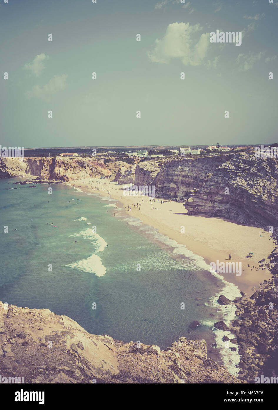 SAGRES, PORTUGAL - 25. AUGUST 2016: Luftaufnahme der Surfer auf Sandstrand in der Nähe von Sagres in Portugal Stockfoto