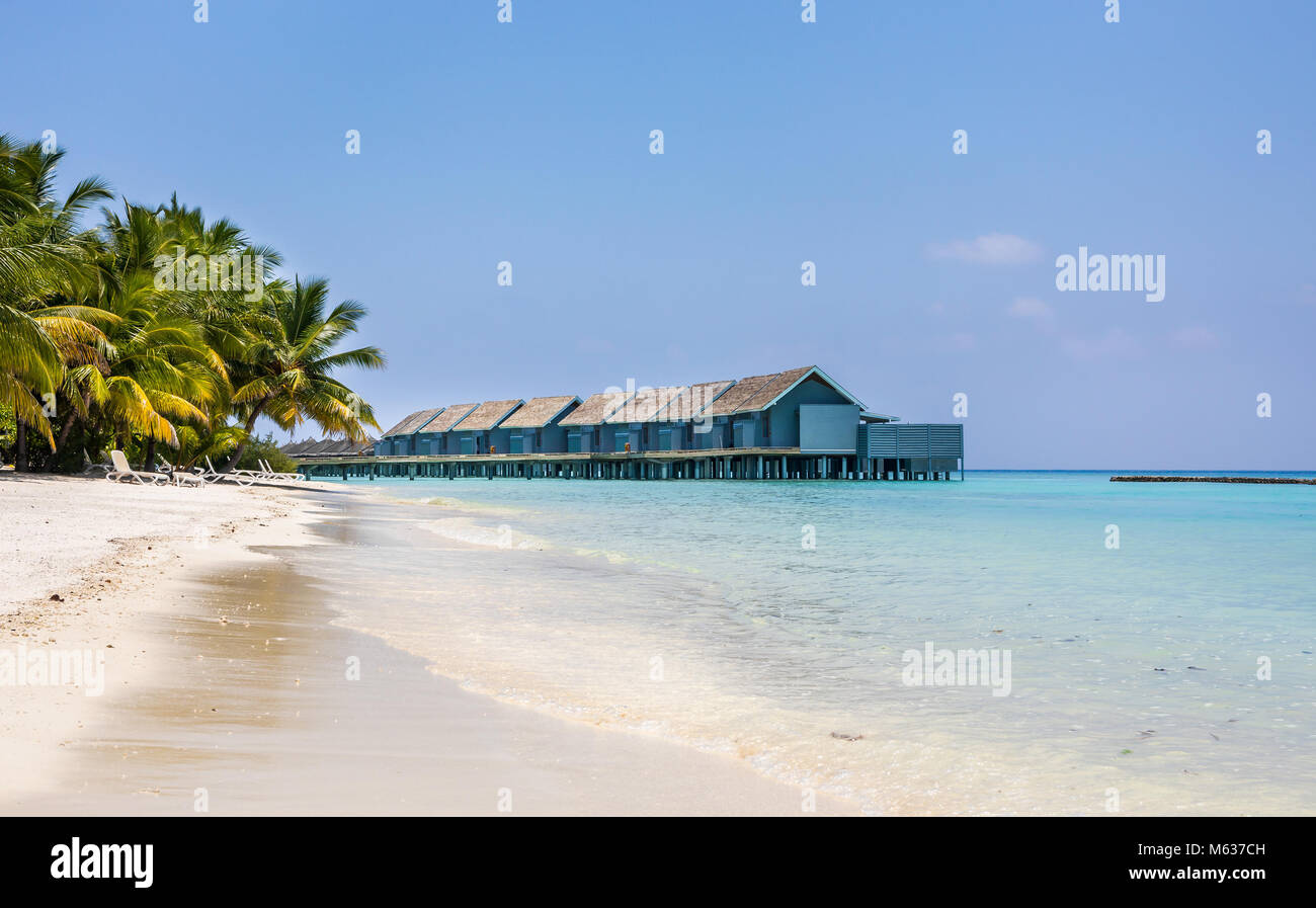 Die einzigartige Schönheit der blauen Lagune auf der tropischen Insel auf den Malediven Stockfoto