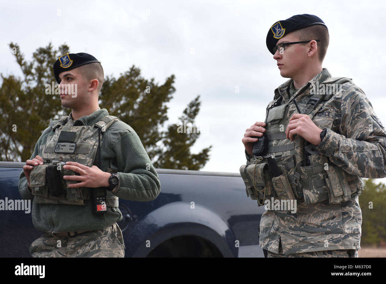 Mitglieder der 102 Sicherheitskräfte Geschwader zugewiesen in einer Active shooter Übung am 13.02.10, 2018 am Otis Air National Guard Base, Mass die Übung entwickelt wurde die chaotische Natur von einem verärgerten Person, die in einem Betrieb an der Basis und das Feuer zu simulieren. Flieger aus dem 102 SFS reagierte schnell auf den Vorfall und gemeinsam zu löschen Zimmer und isolieren, wo der Werfer war. Die 102 Intelligenz Flügel Oberinspektor Team betonte, dass man weiß, wie man zu Situationen wie Active Shooter zu reagieren, für alle Mitglieder auf der Basis von entscheidender Bedeutung ist. Stockfoto