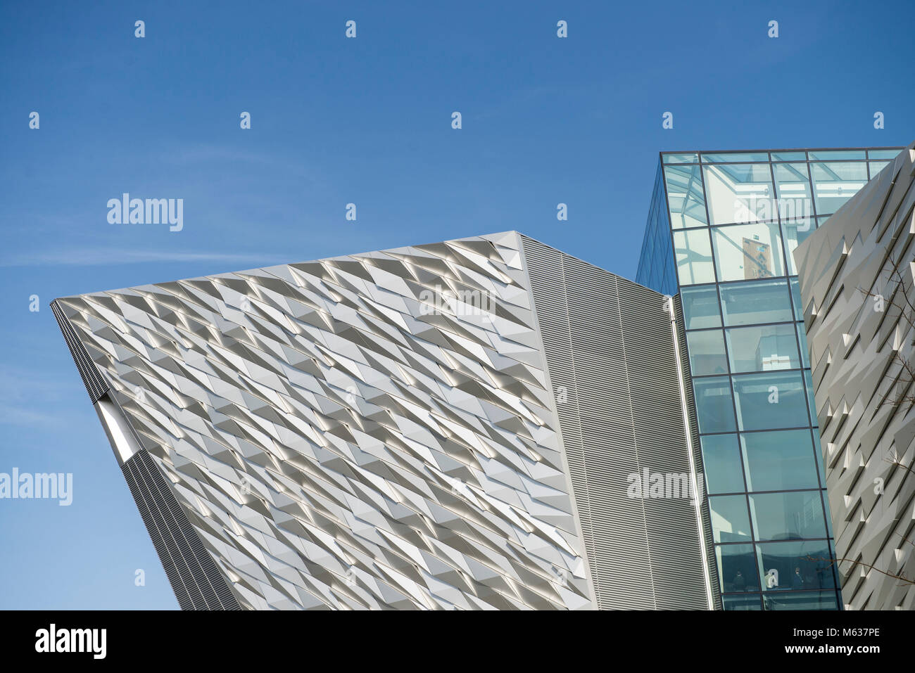 Die bemerkenswerte Architektur der Titanic Museum in Belfast, die ein Boot Stockfoto